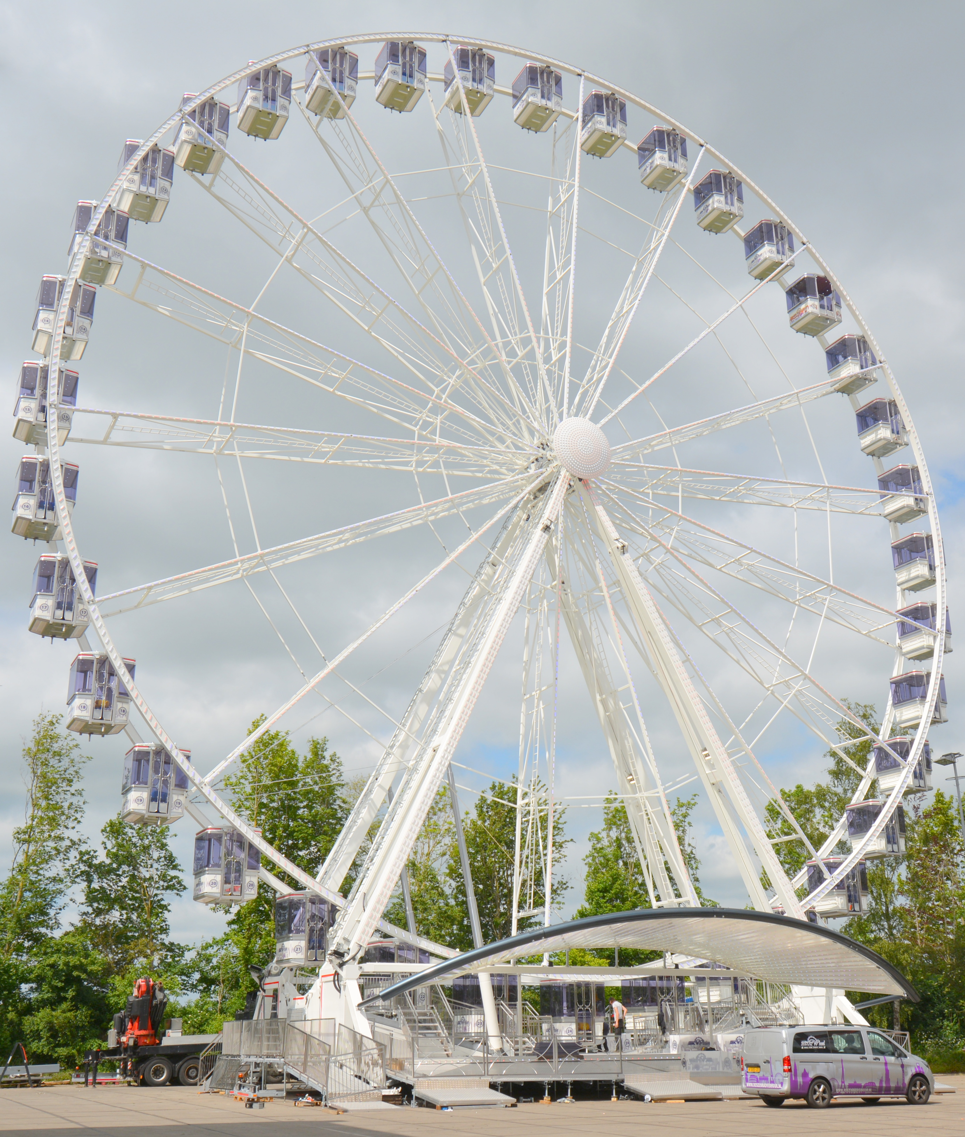 Gigantisches Riesenrad auf VSE gelenkter Sattelanhänger!